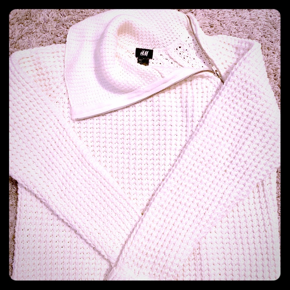 H & M white sweater